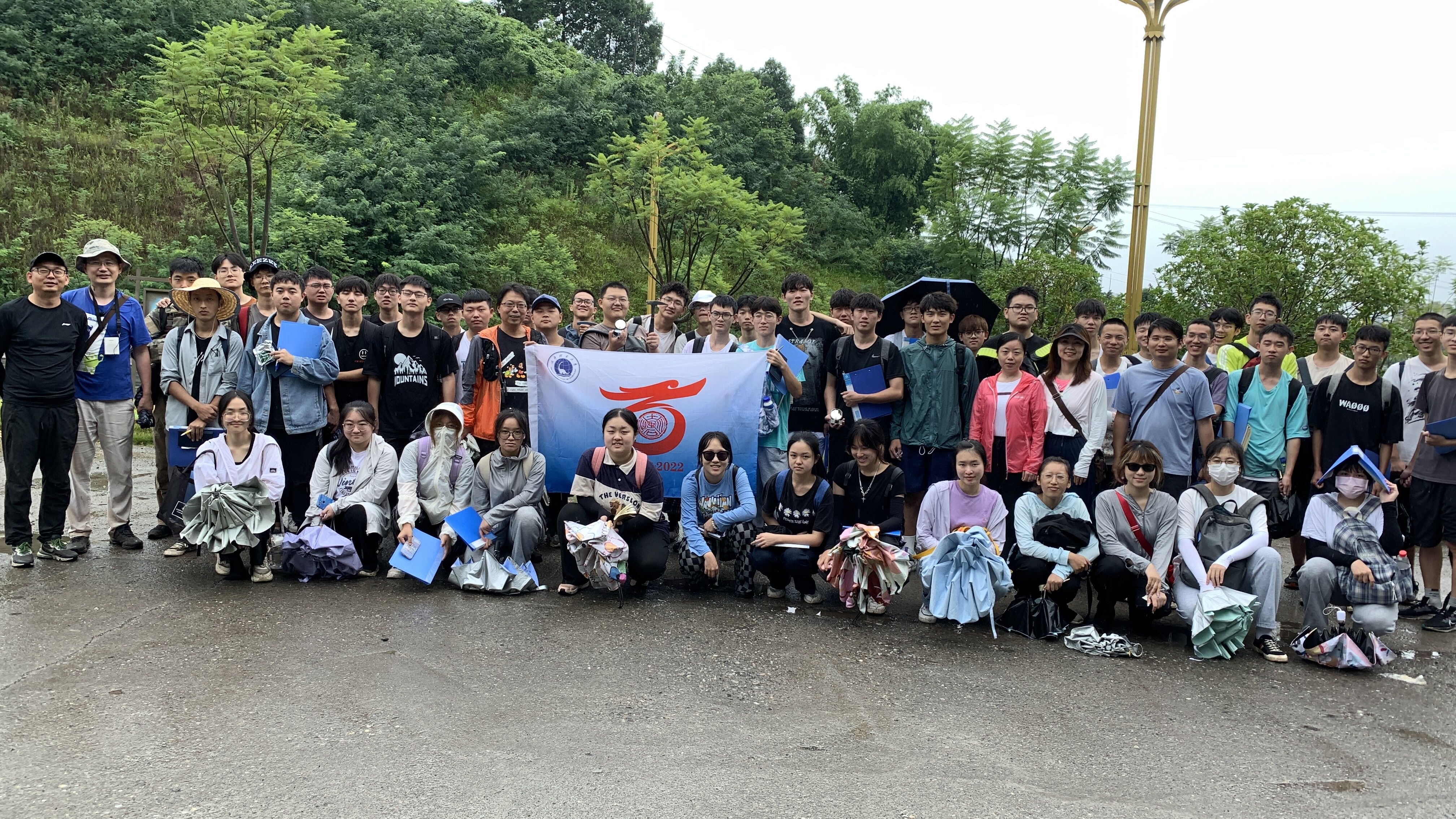 专业启蒙行于峨眉山水 技能初练传承科学精神——我校开展2022年暑期峨眉山地质认识联合实习