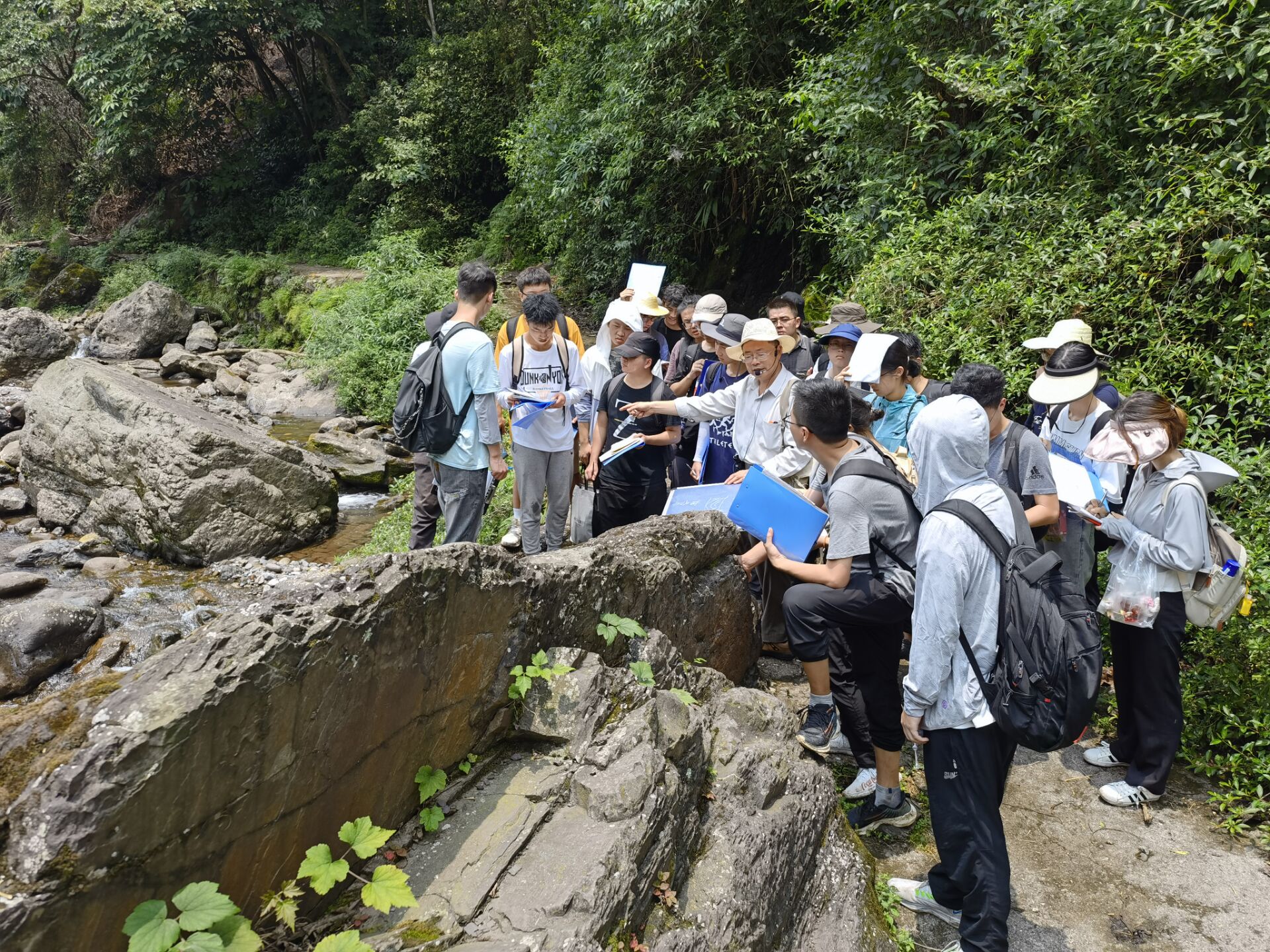 专业启蒙行于峨眉山水 技能初练传承科学精神——我校开展2022年暑期峨眉山地质认识联合实习
