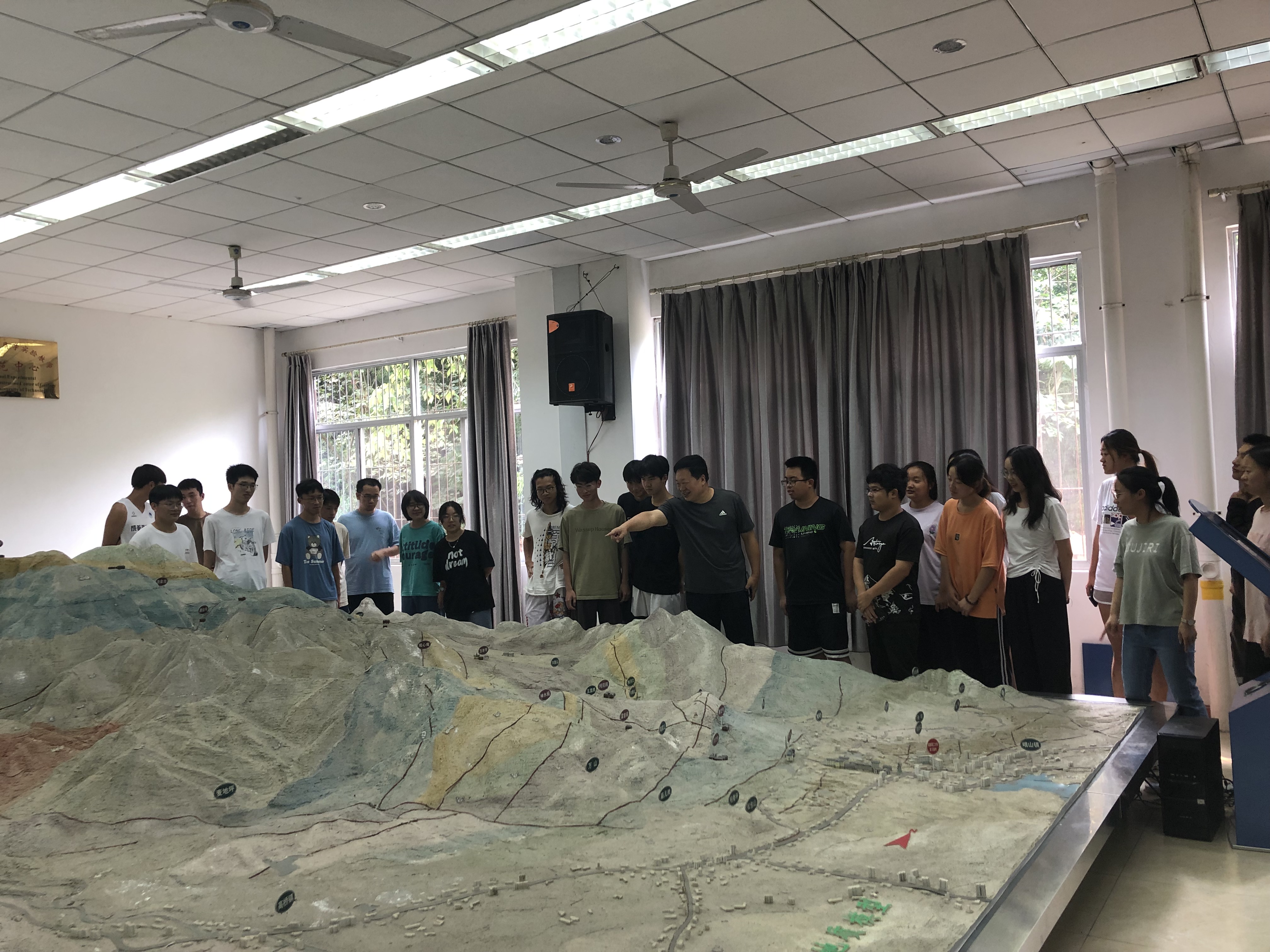 专业启蒙行于峨眉山水 技能初练传承科学精神——我校开展2022年暑期峨眉山地质认识联合实习
