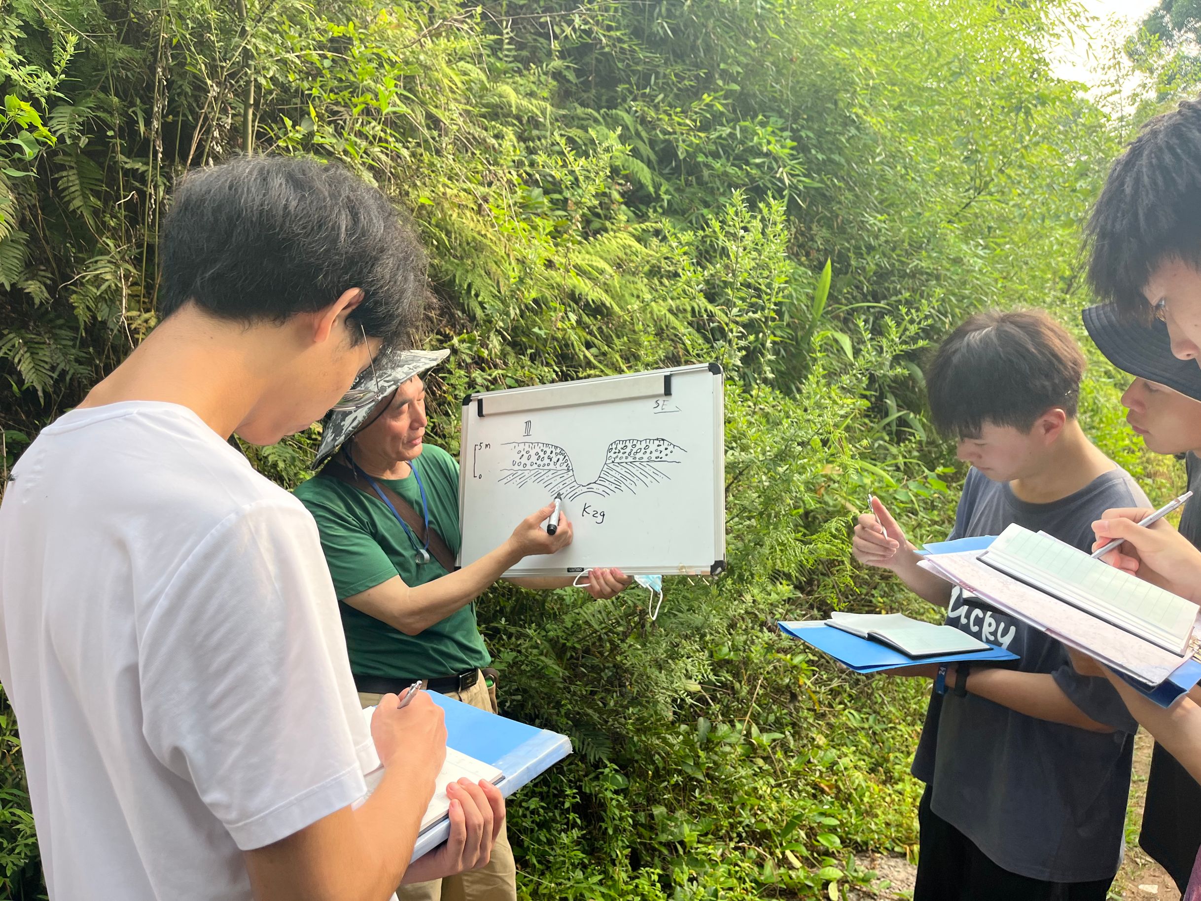 专业启蒙行于峨眉山水 技能初练传承科学精神——我校开展2022年暑期峨眉山地质认识联合实习