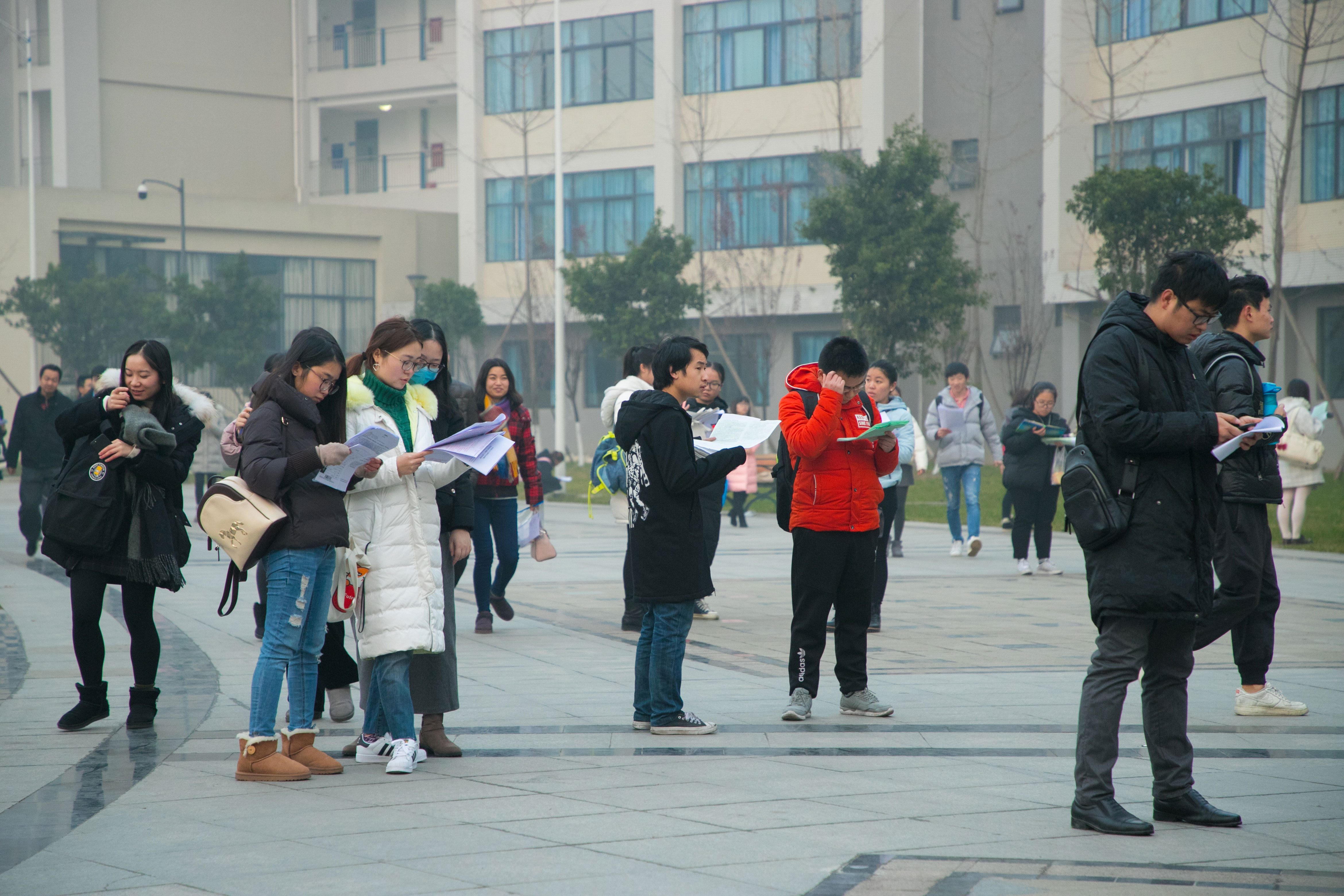 图2：考生开始进入考场