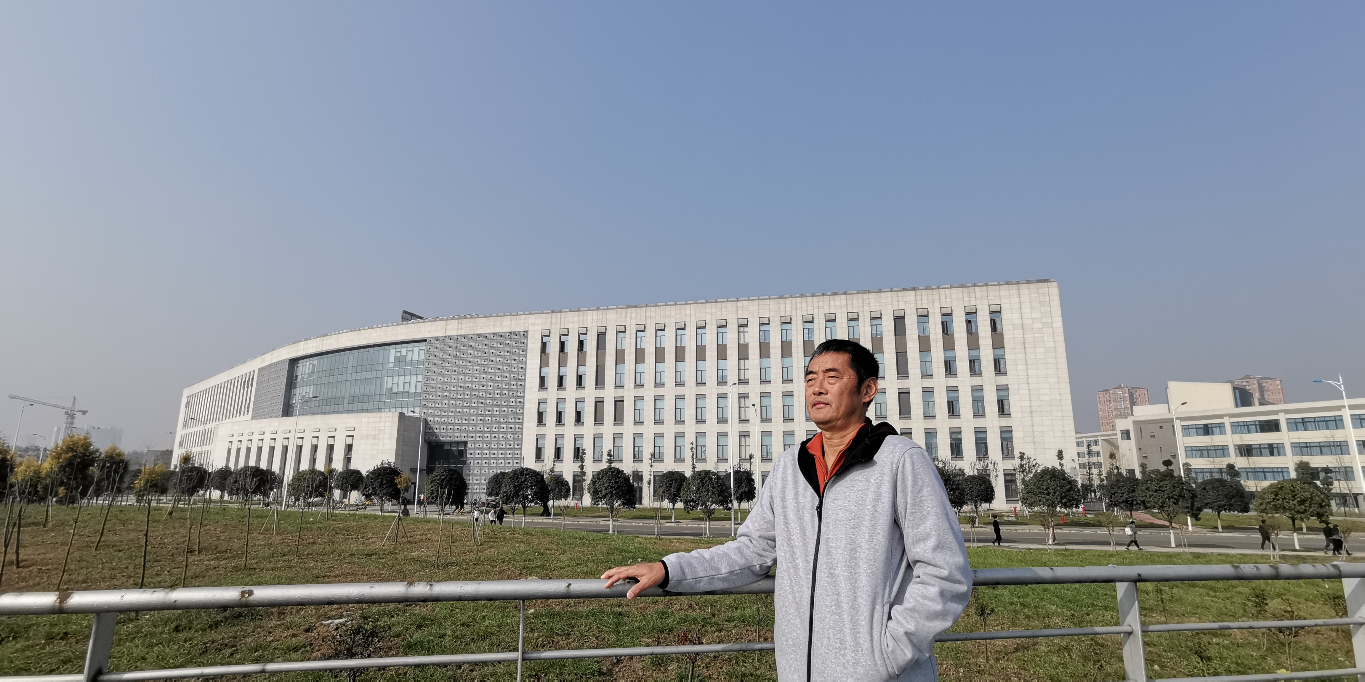 4、王军与东区图书馆合影