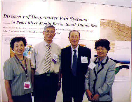 2003年在西班牙aapg年会与中国科学院院士李德生先生及夫人合影