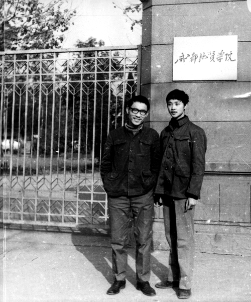 1979年成都地院校门口（左一）_副本
