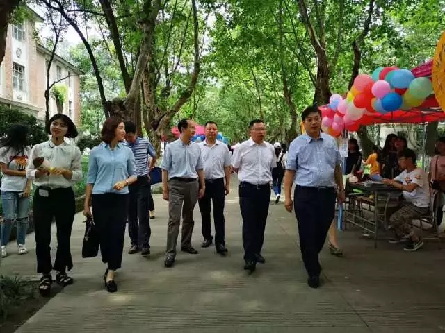 8、嘉宾游览旅游文化街