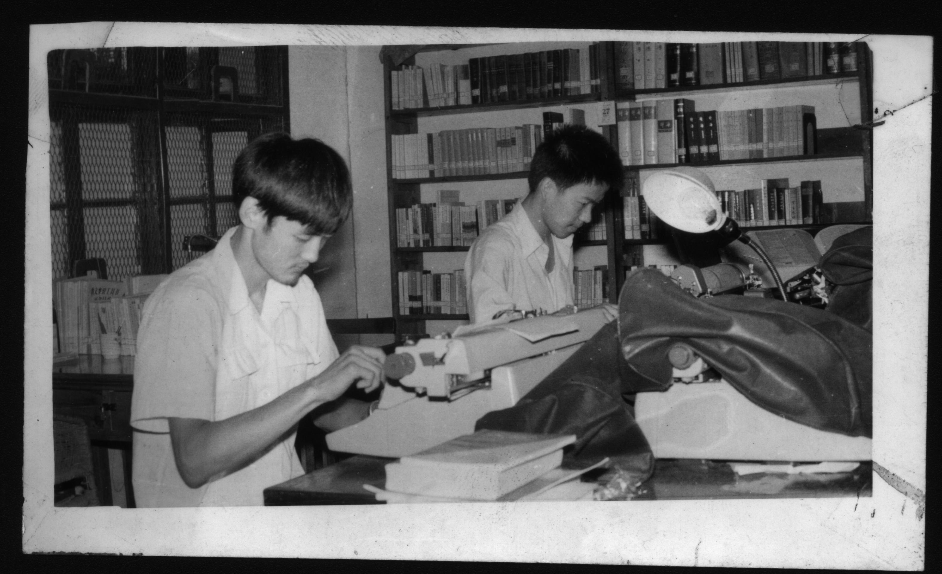 3、王军（左一）在图书馆工作