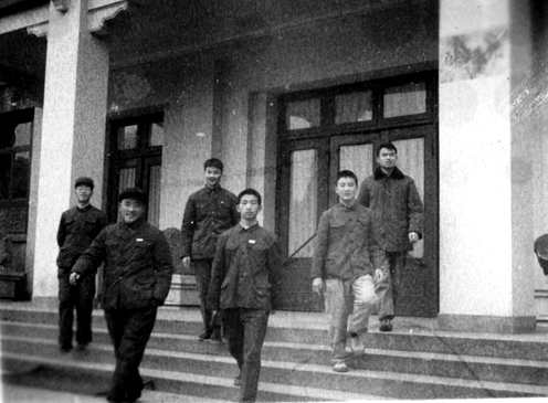 1980年成都地院地勘楼门口（前排左一）.jpg_副本