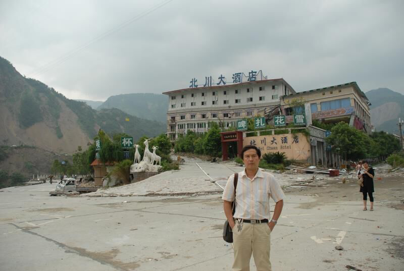 2008年8月傅广海在北川地震灾区调研