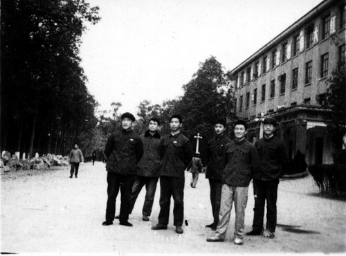 1980年成都地院地勘楼前（左一）_副本