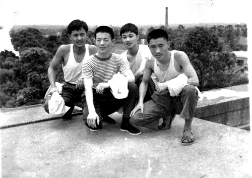 1979年成都地质学院校内（右一）_副本