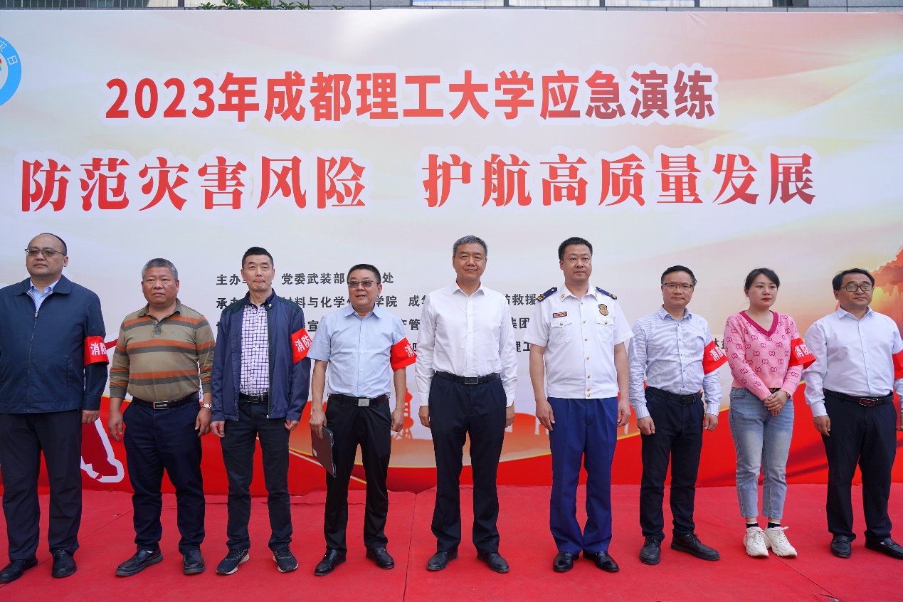 新闻首页>成理要闻>正文嘉宾合影巨能攀下达"演练开始"指令后,所有