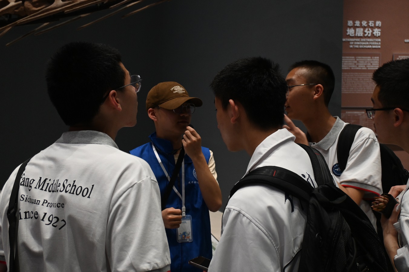 什邡中学学生参观博物馆什邡中学学生走进实验室什邡中学学生参加地学