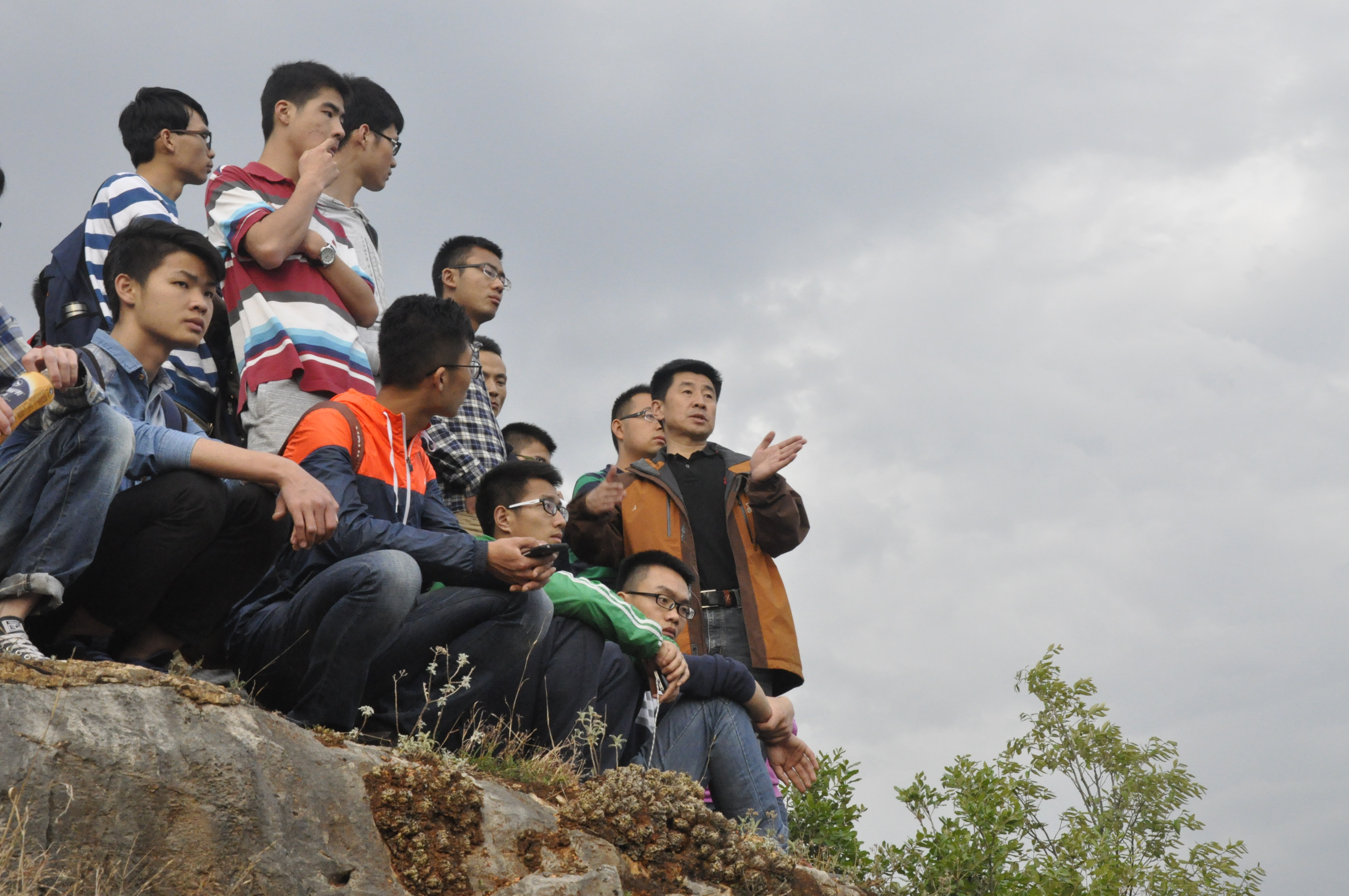 裴老师在云南鲁甸地震断裂带给同学现场讲解