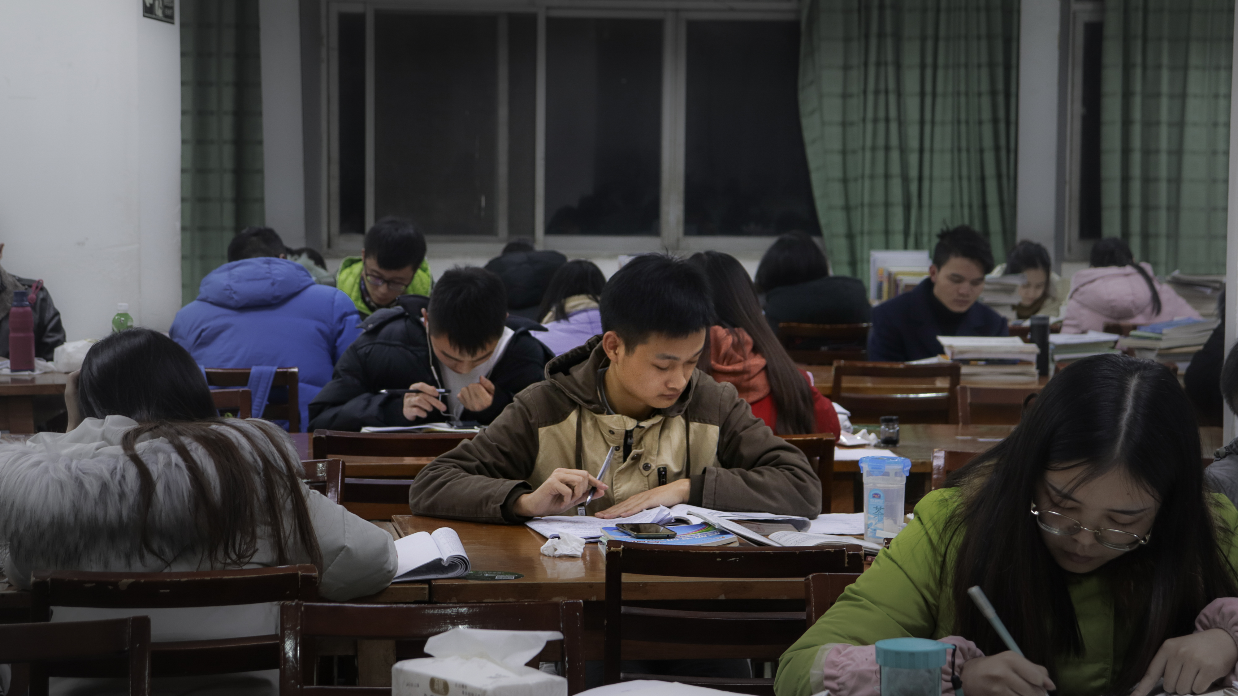 图6：他们都埋在书堆里