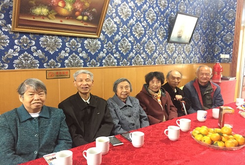 万国栋（左一）与大学同班同学相聚