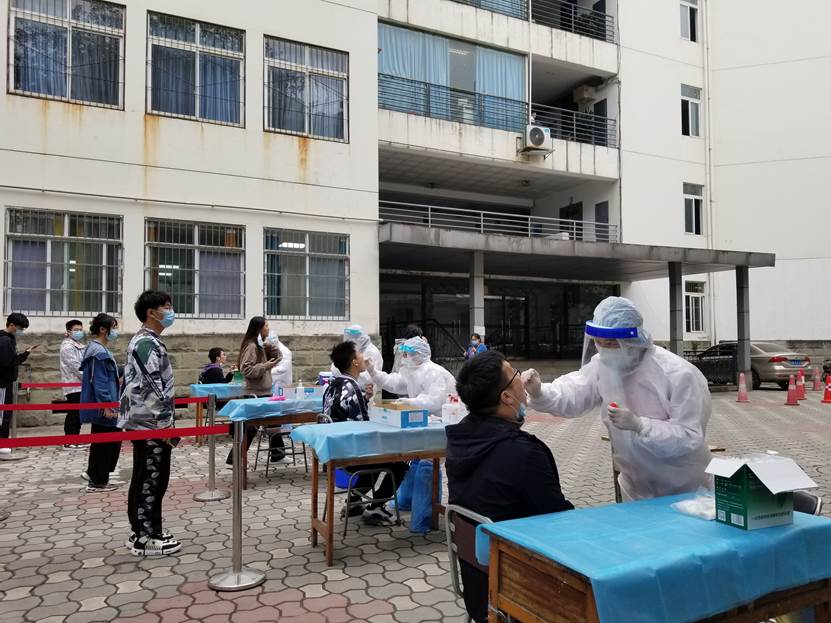 培训上岗医护为师生采样