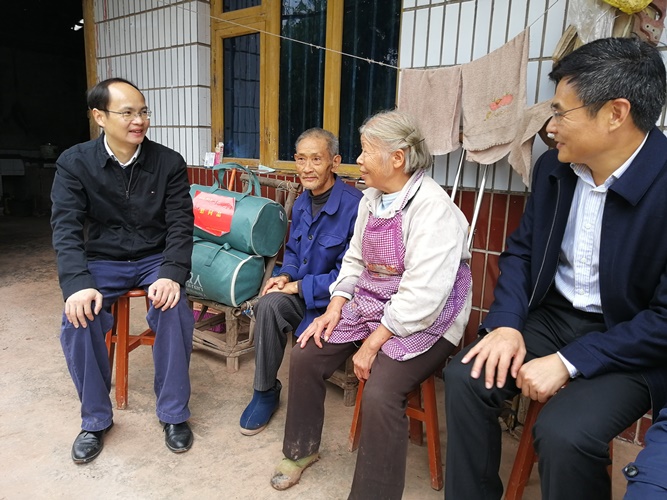 9.看望杨生贵老人