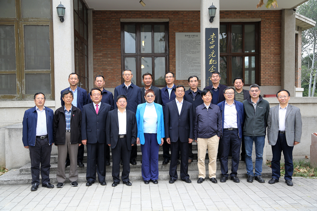 李四光奖获得者在李四光纪念馆前合影周琦（右一）、唐菊兴（右二）、郭彤楼（右四）、吕古贤（左二）