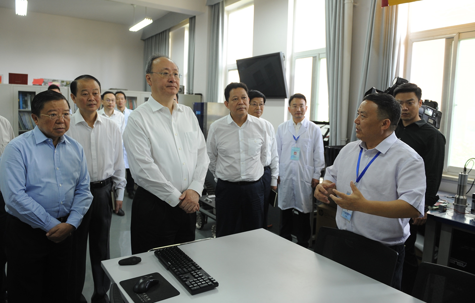尹力省长参观无人机实验室