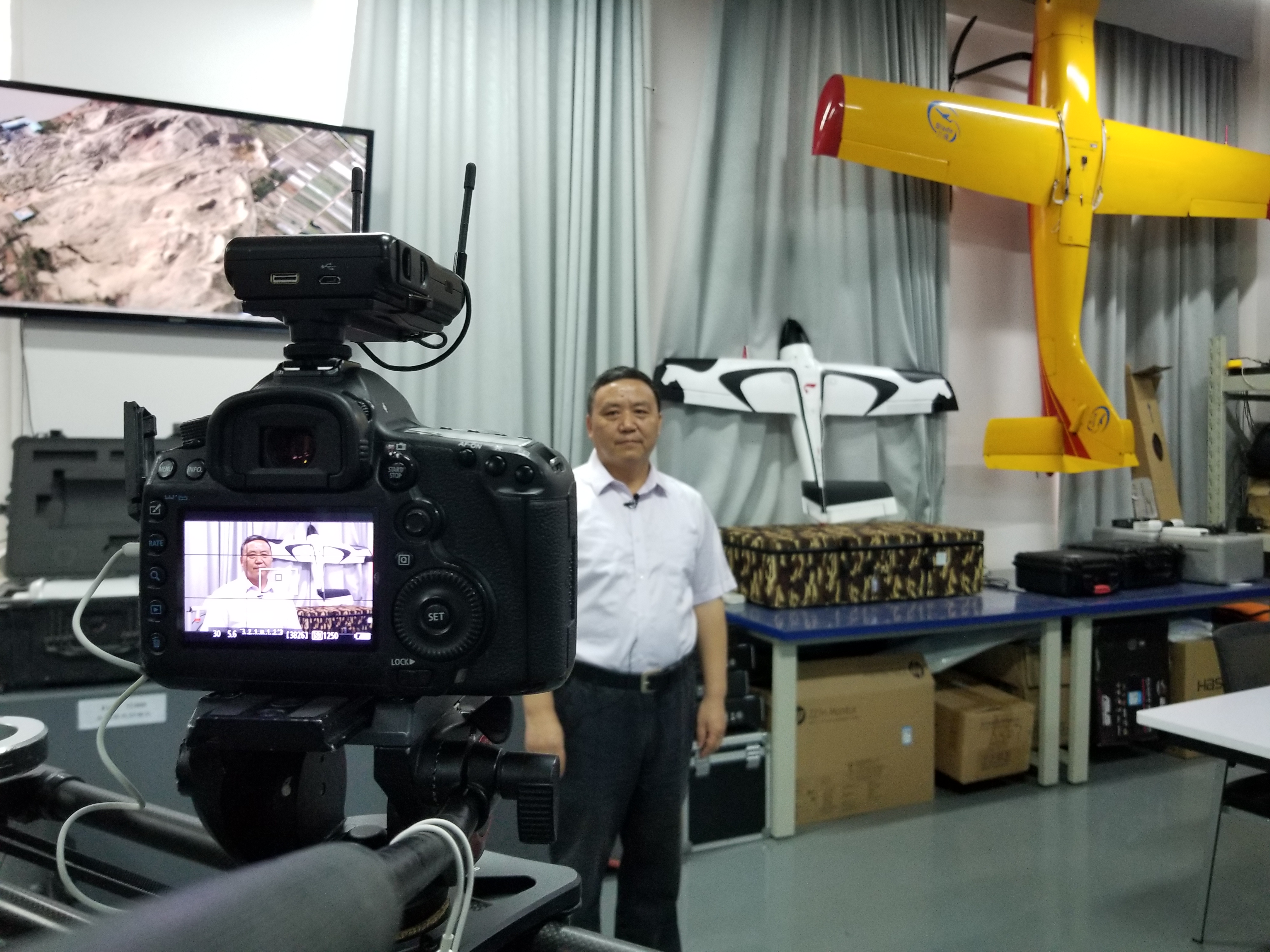 许强在无人机实验室接受cctv采访