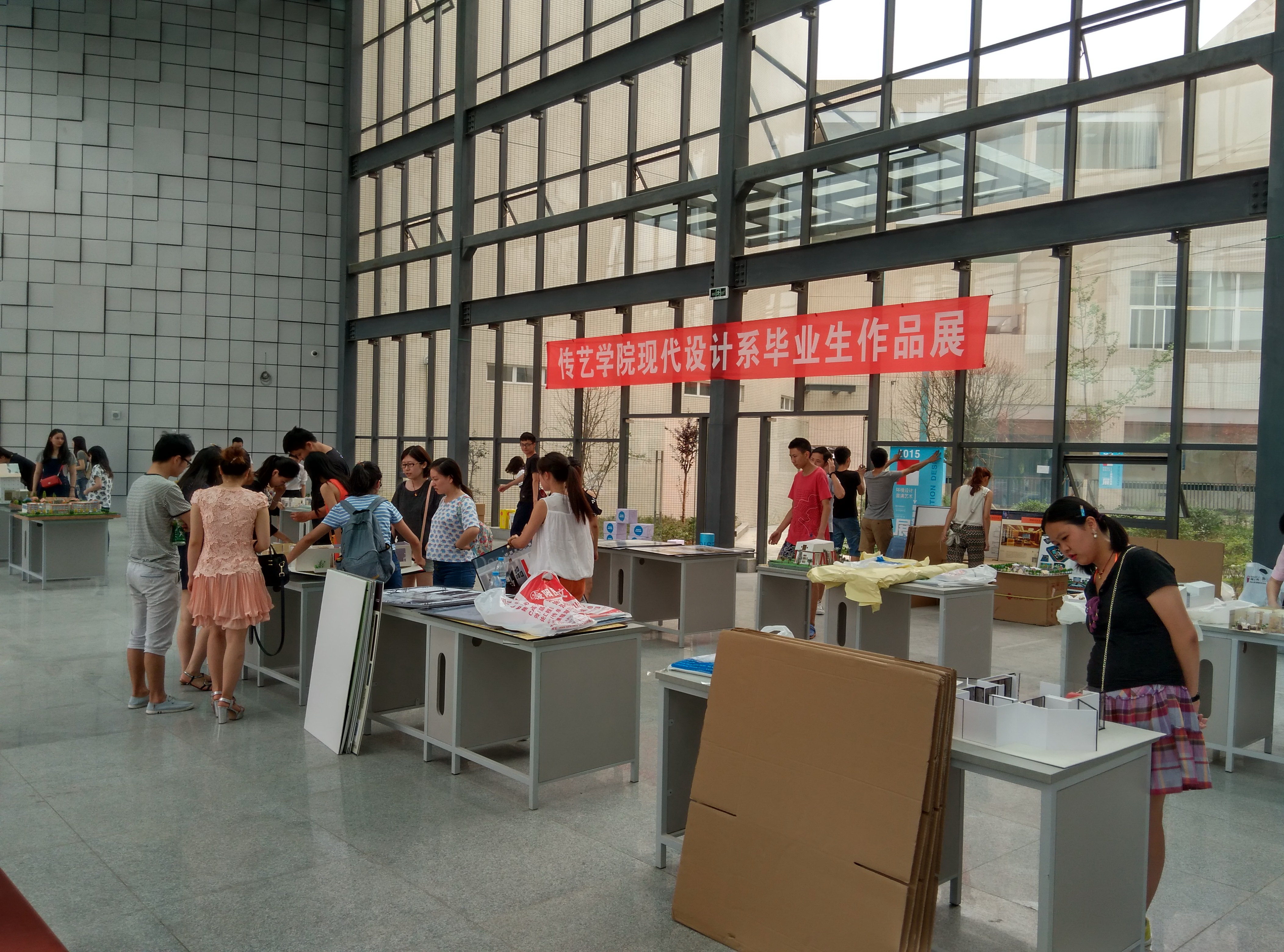 02-展场布置（艺术大楼玻璃大厅）