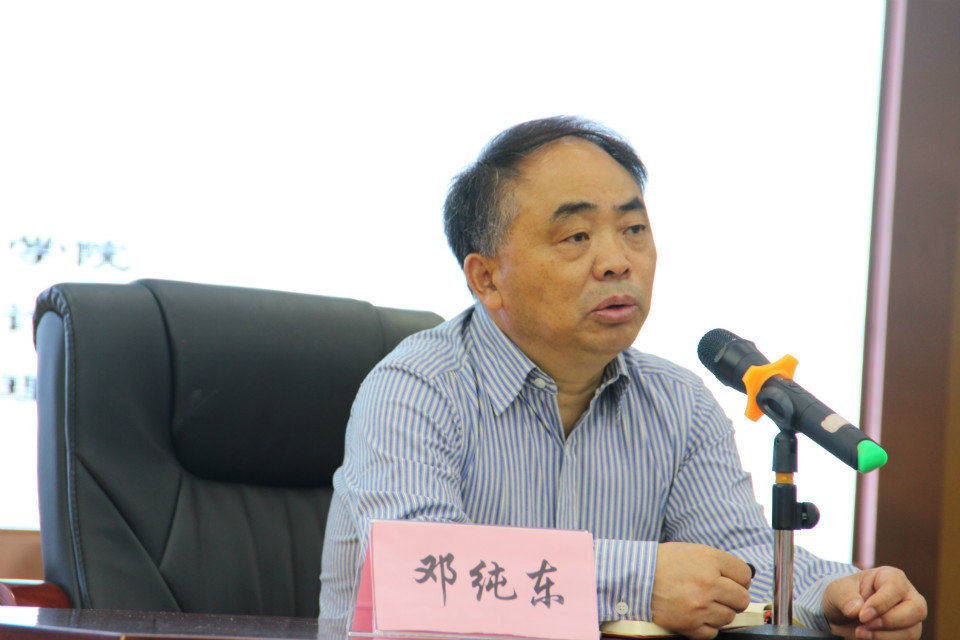 邓纯东正在现场做主题讲座