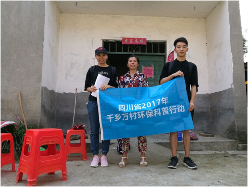 2热心村民与我校志愿者交流