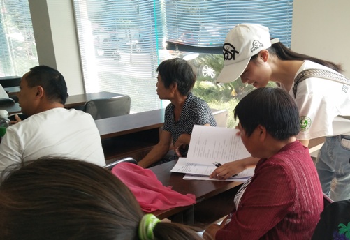 3我校环保志愿者向村民发放调查问卷