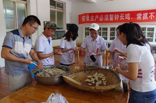1为孤寡老人制作“爱心午餐”_副本