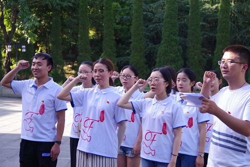 8重温入团誓词_副本