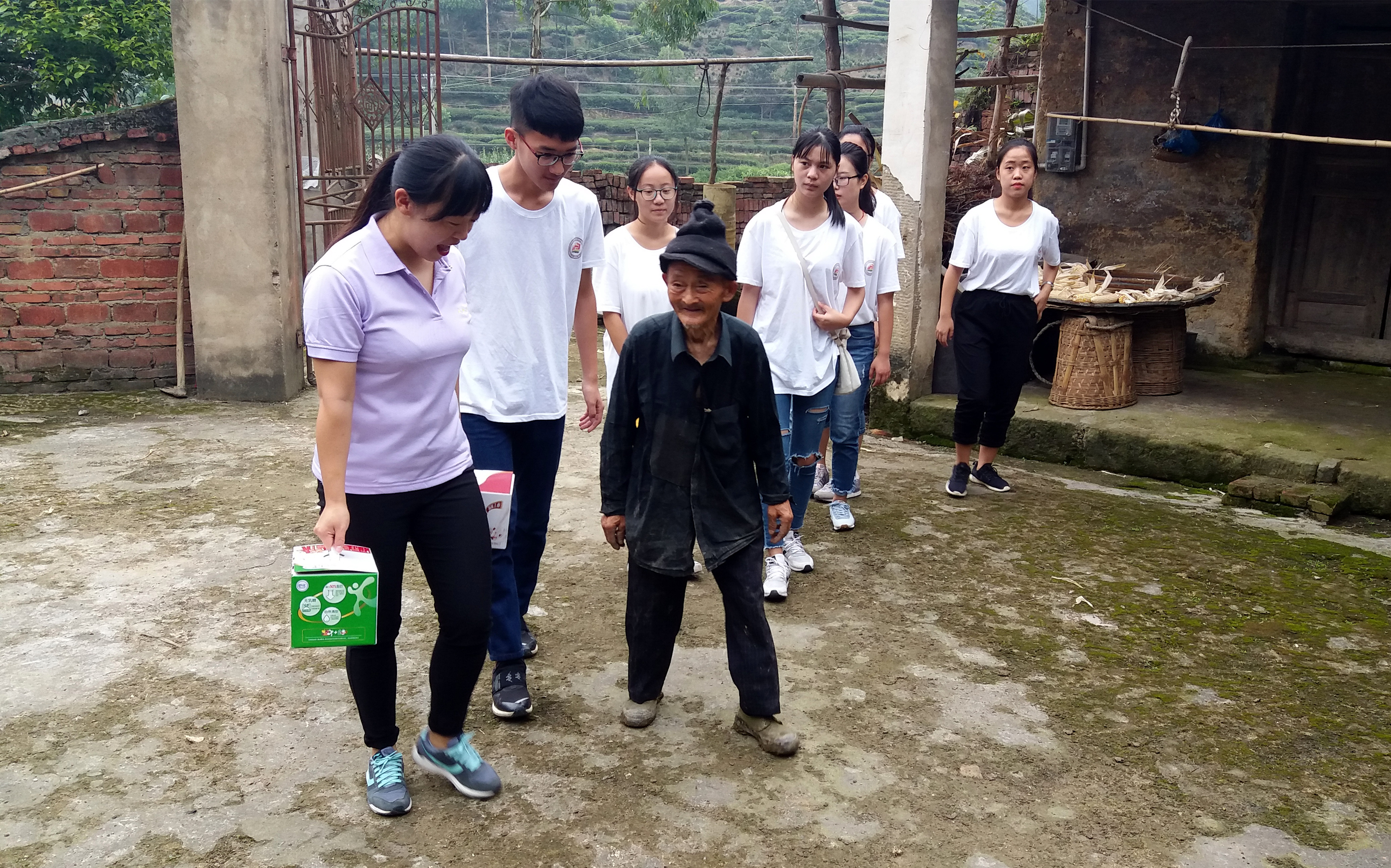 8、慰问孤寡老人