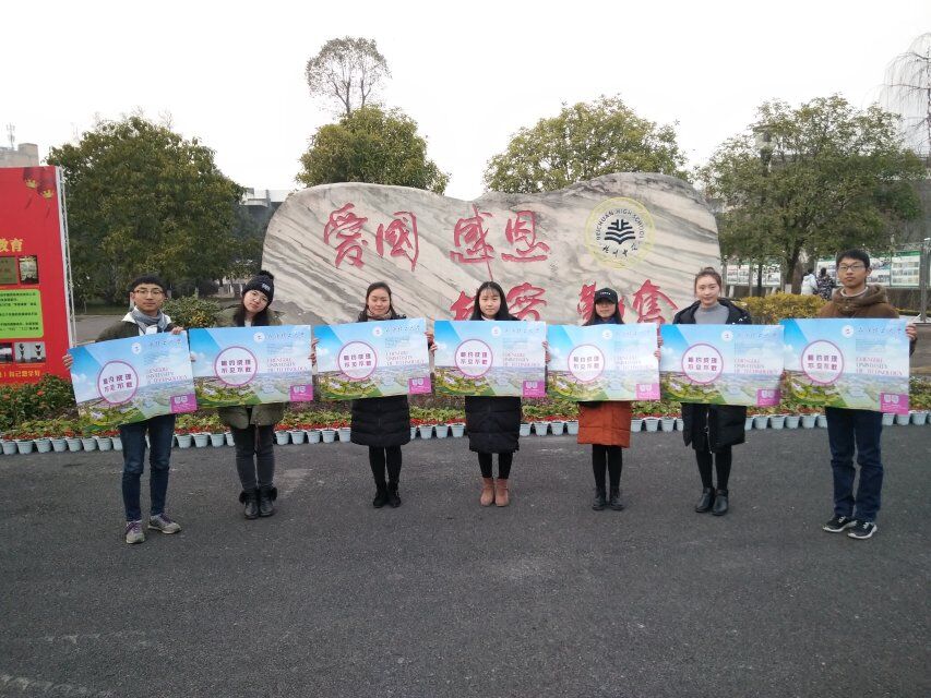 图13：志愿者在高中母校合影